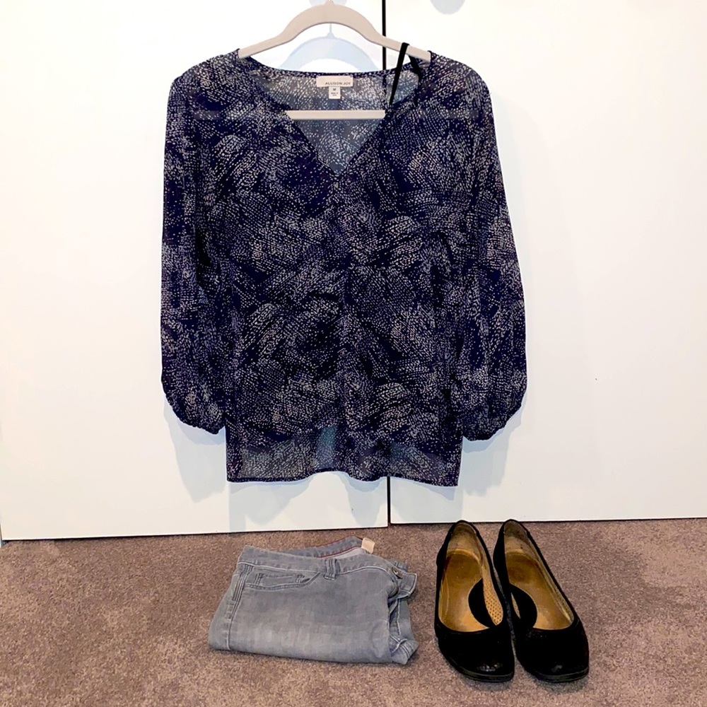 Medium Allison Joy Navy blue, black and white design light 3/4 length flown top